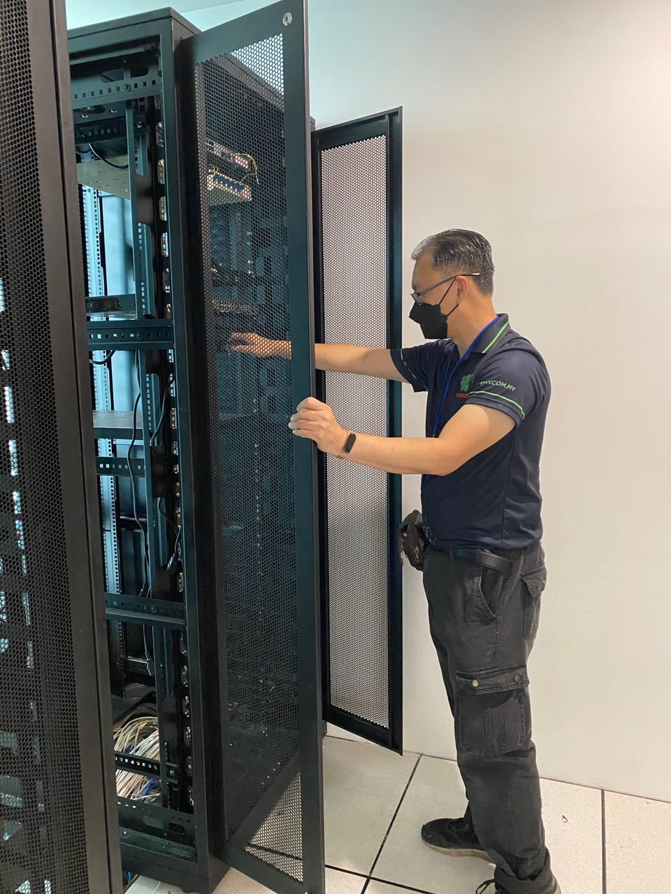 Servcom工程师在服务器搬迁现场处理机柜